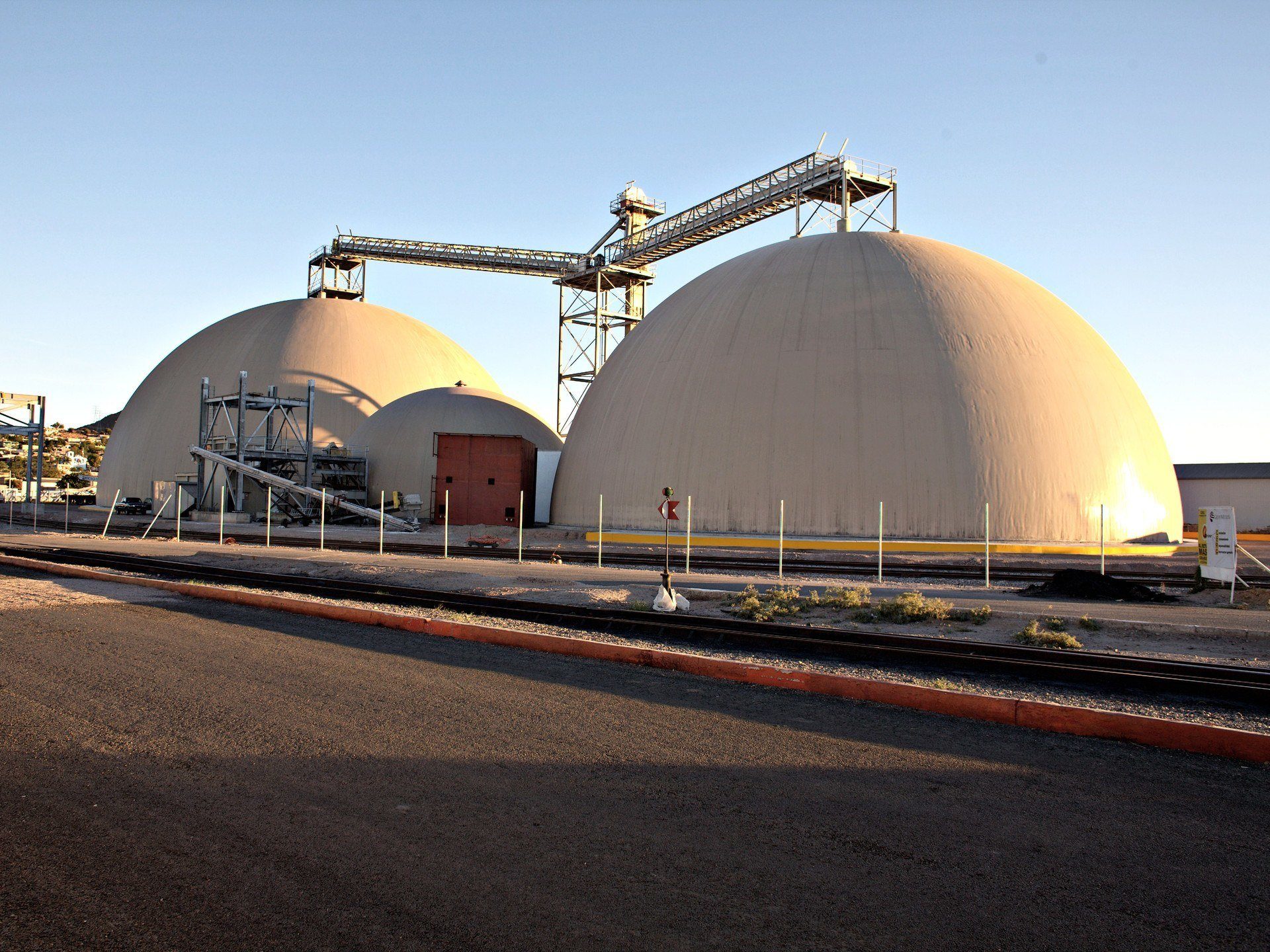 Urea bulk storage domes